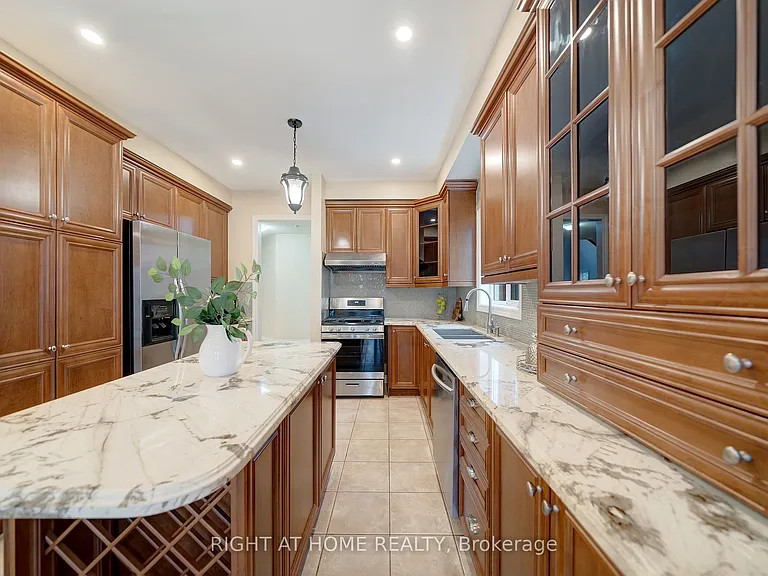 1030 Lonsdale Ln — Photo 7