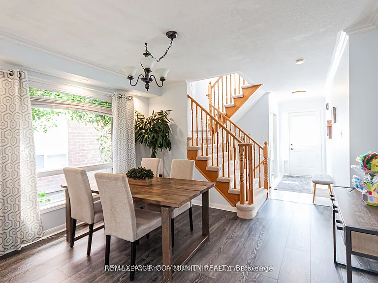 688 Hamilton Cres — Photo 8