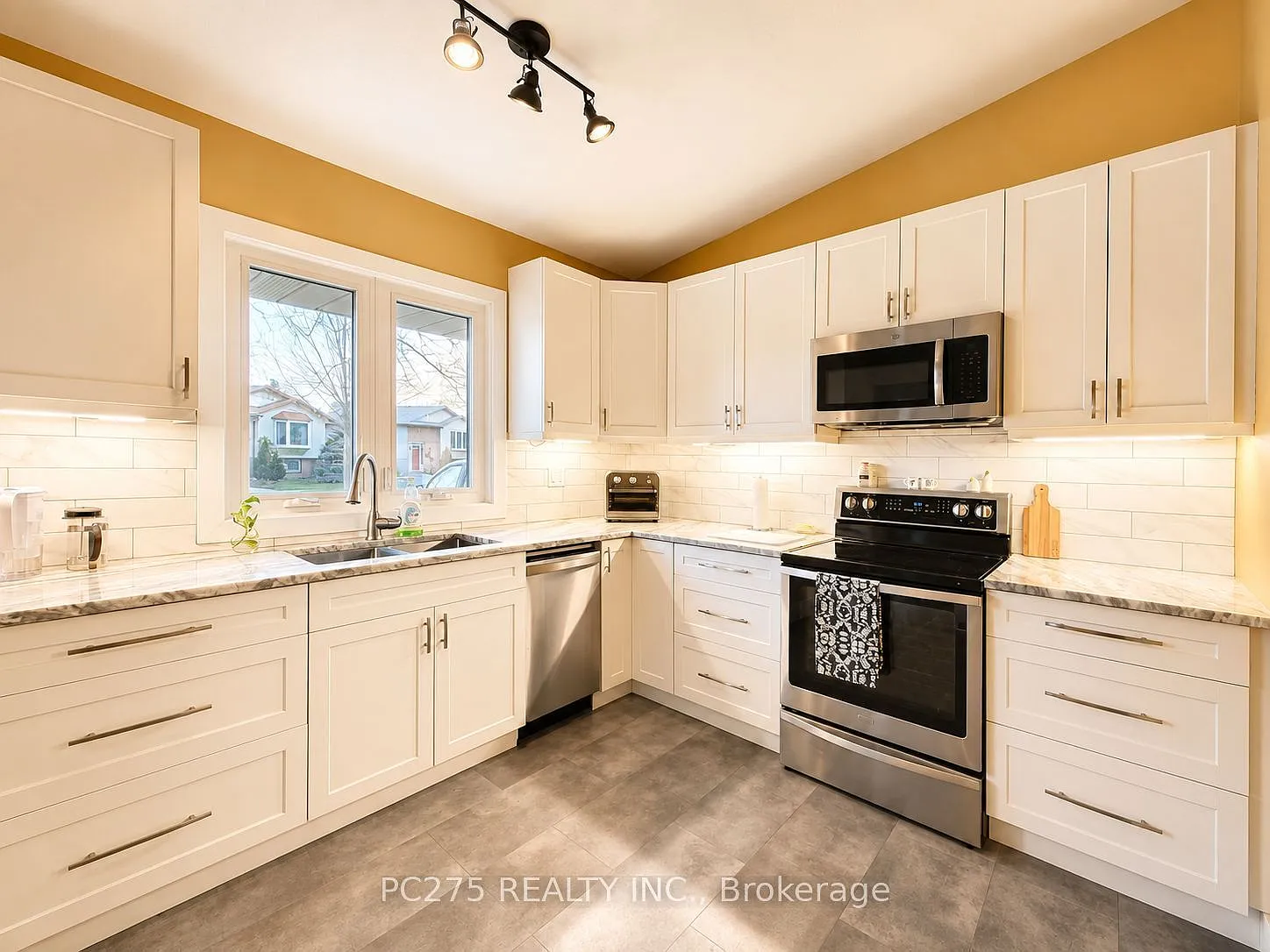 4 bed, $2,500 — Photo 2