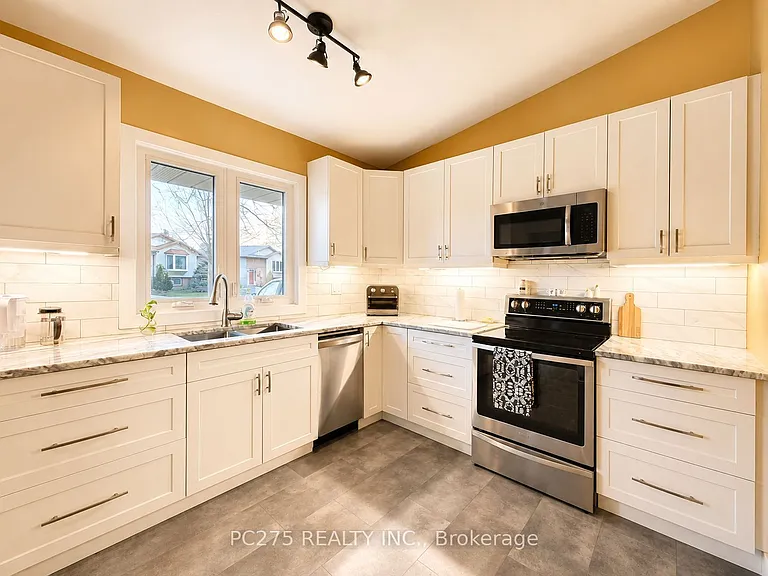 49 Caprice Cres — Photo 2