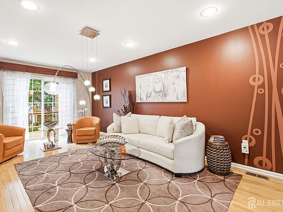 5th image of 8 Rondell Ln