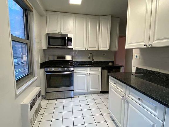3rd image of 250 E 63rd St #511