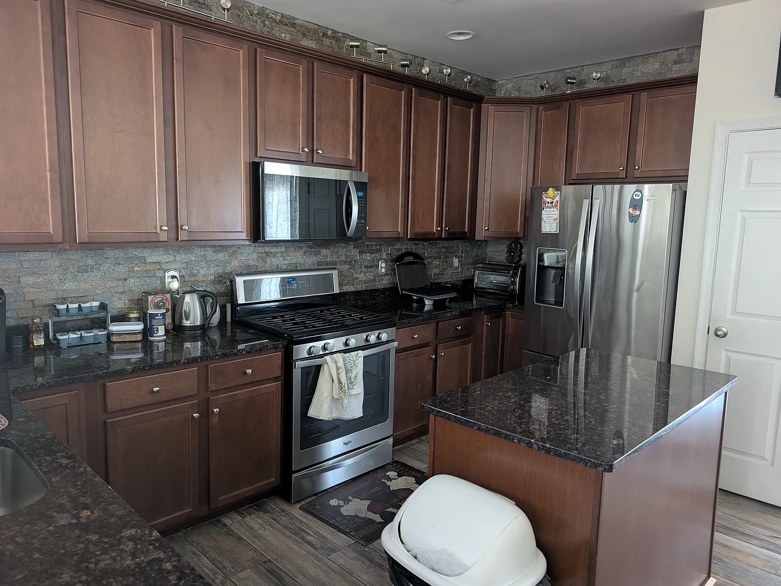 3 bed, 1916 sqft, $4,500 — Photo 3