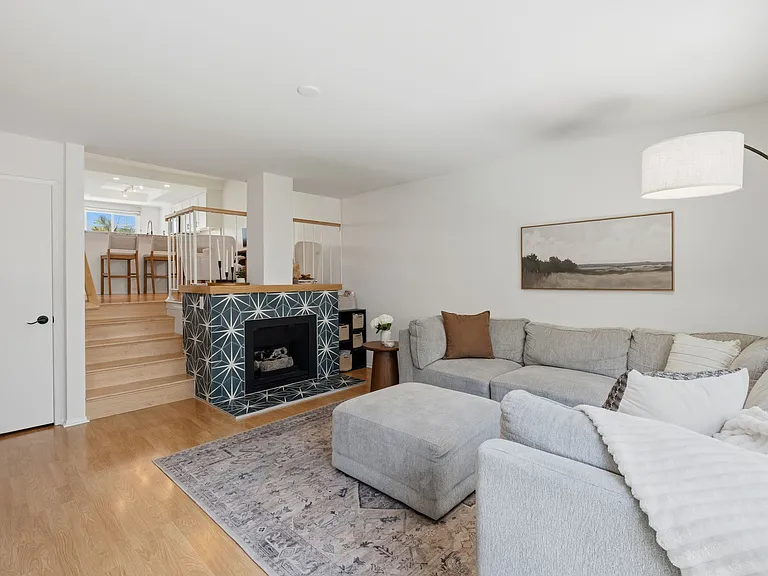 2112 Warfield Ave #9 — Photo 4