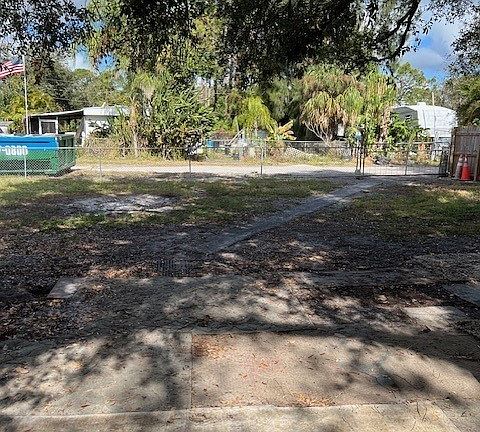 4th image of 7579 Hart Dr