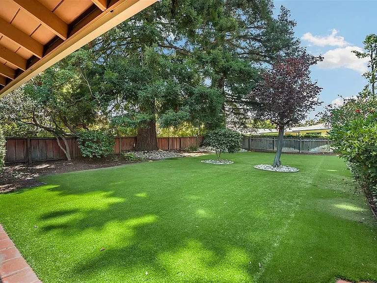 747 Northampton Dr — Photo 32
