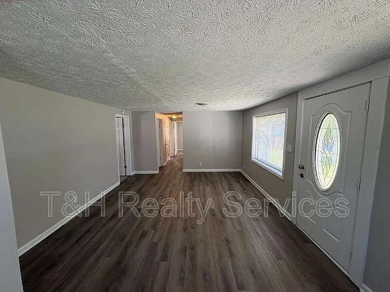 220 Walker St — Photo 4