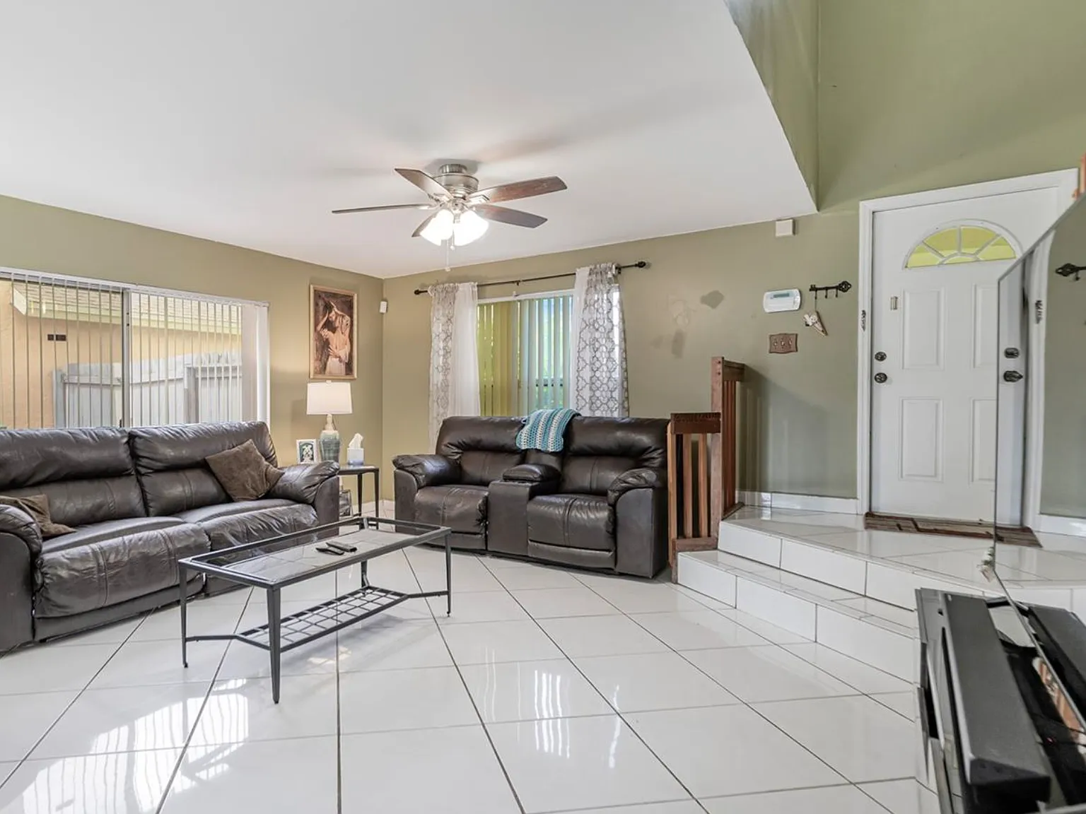 4 bed, 2.5 bath, 2114 sqft, $3,500 — Photo 3