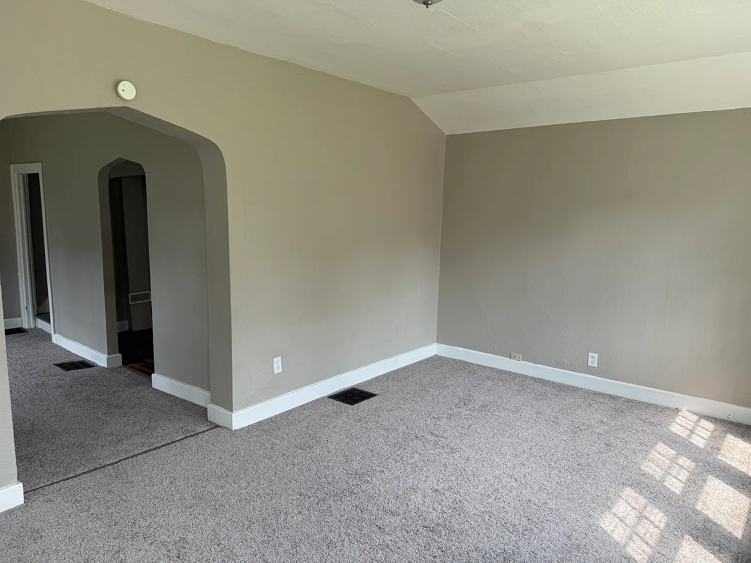 3 bed, 1408 sqft, $895 — Photo 2