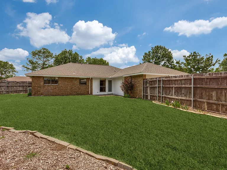 926 Hillside Ln — Photo 11