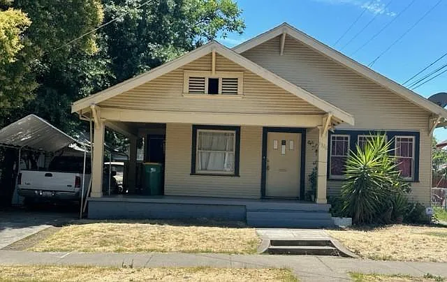 1326 E Acacia St photo 1