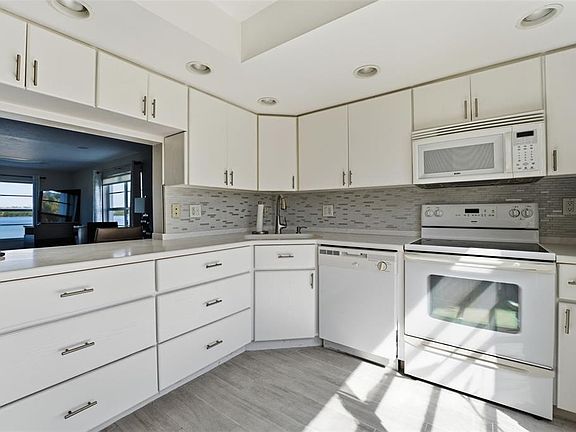 4th image of 4440 Exeter Dr Unit 106