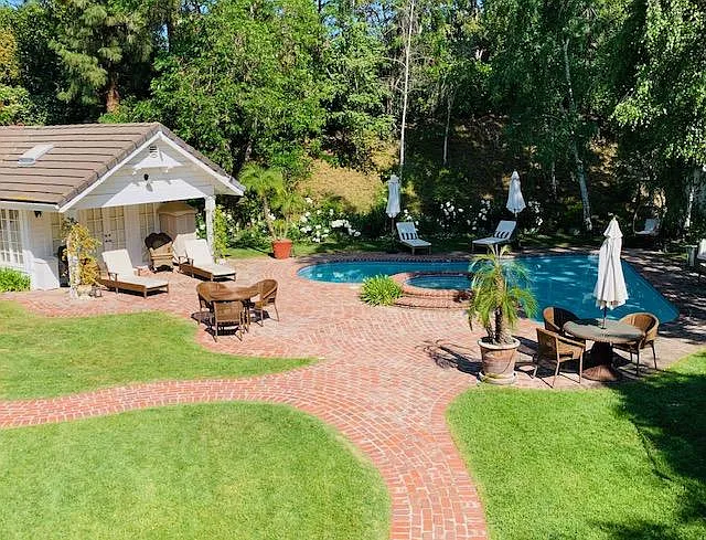 4542 Westchester Dr — Photo 4