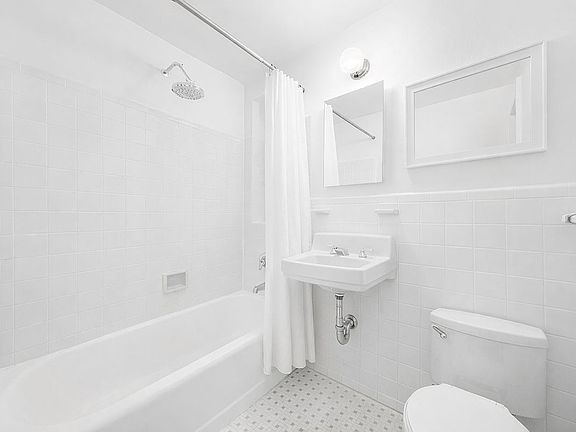 5th image of 100 Bank St APT 1G