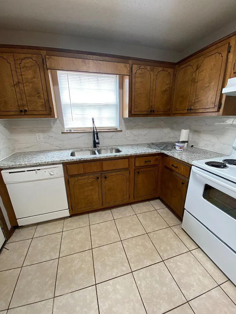 2090 Keathley Dr - #6 — Photo 2