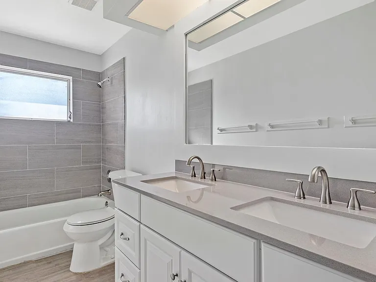 432 SW 20th St — Photo 7