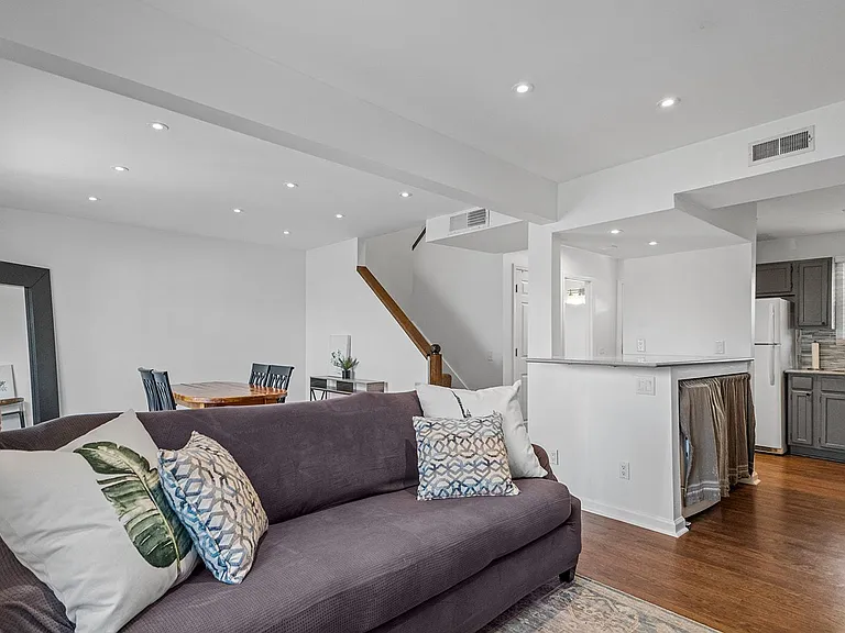 209 Errol Ln — Photo 12