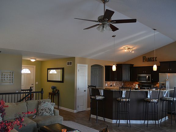 4th image of 725 SE Whitetail Ln