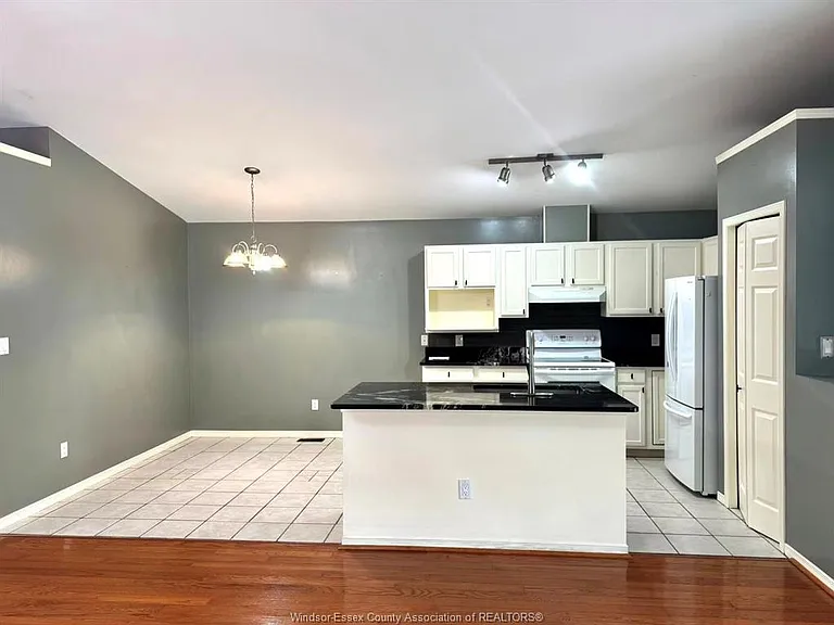 1011 Silverdale Dr — Photo 5