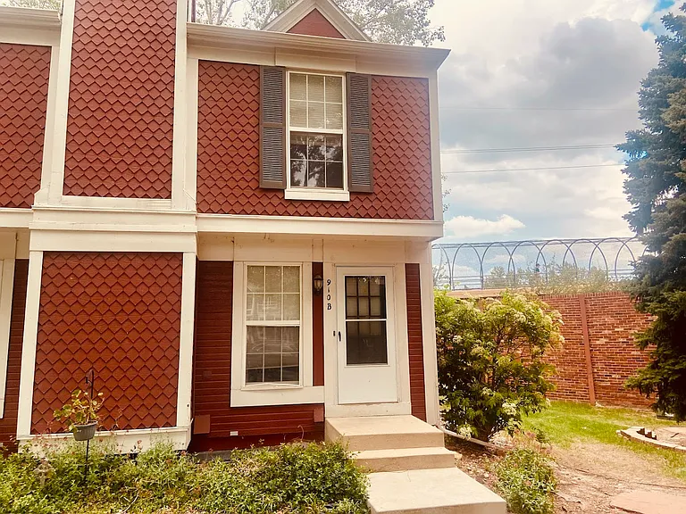 910 Milo Cir #B — Photo 1