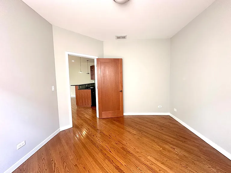 1635 W Cortland St #301 — Photo 13
