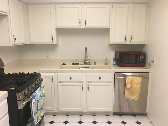 2nd image of 5420 Sylmar Ave APT 218