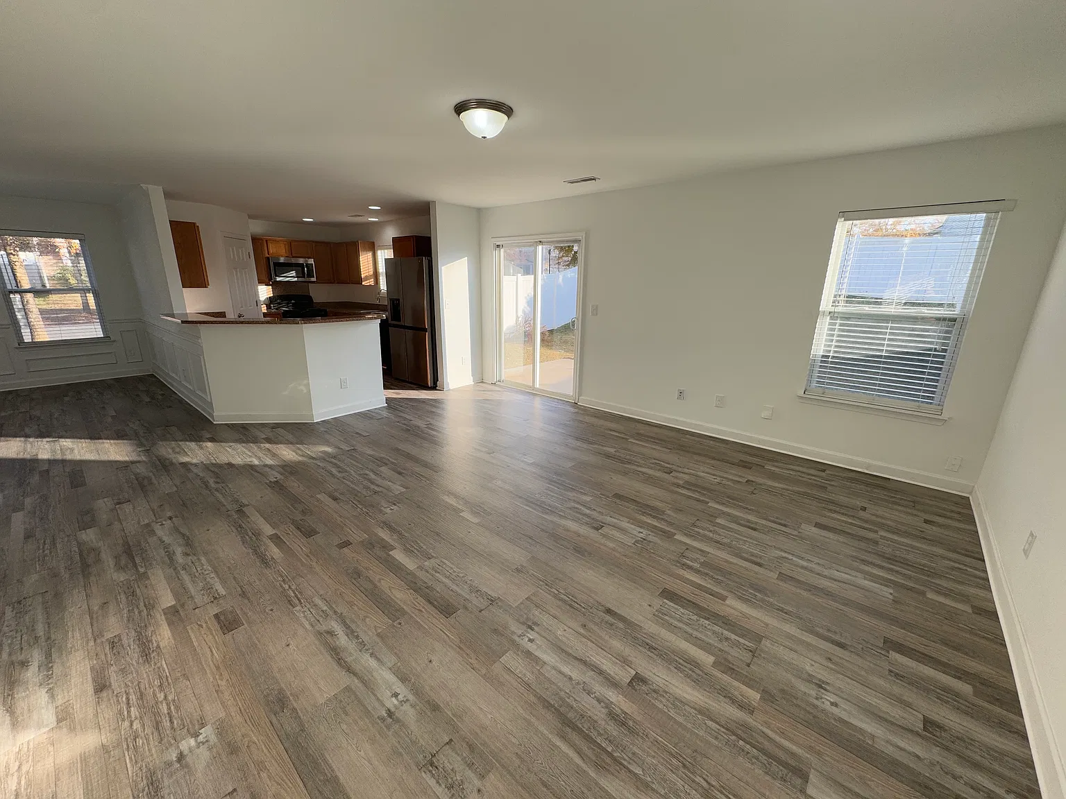 3 bed, 2.5 bath, 2100 sqft, $2,200 — Photo 3