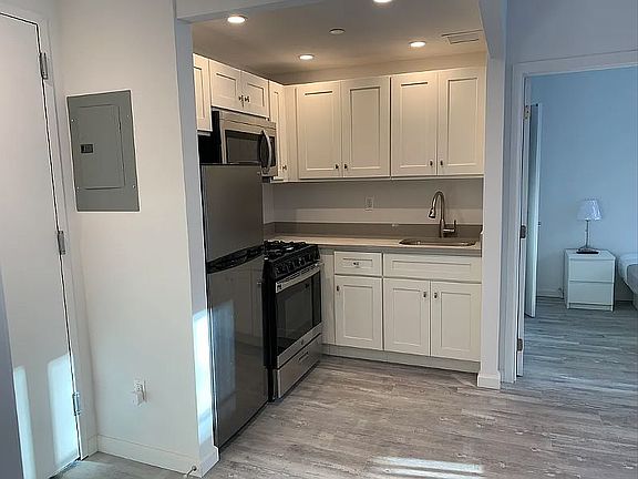 4th image of 433 W 53rd St #2F