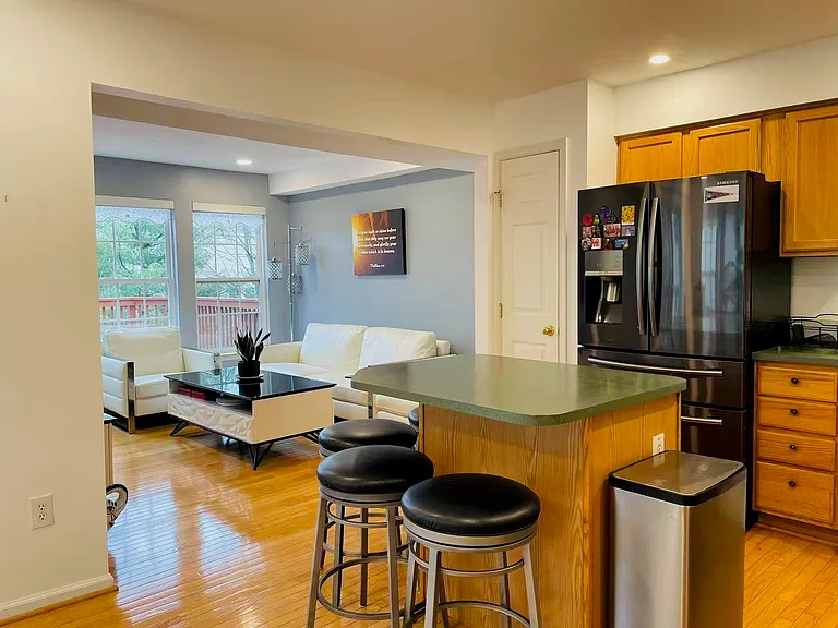 305 Anthony Ct — Photo 2
