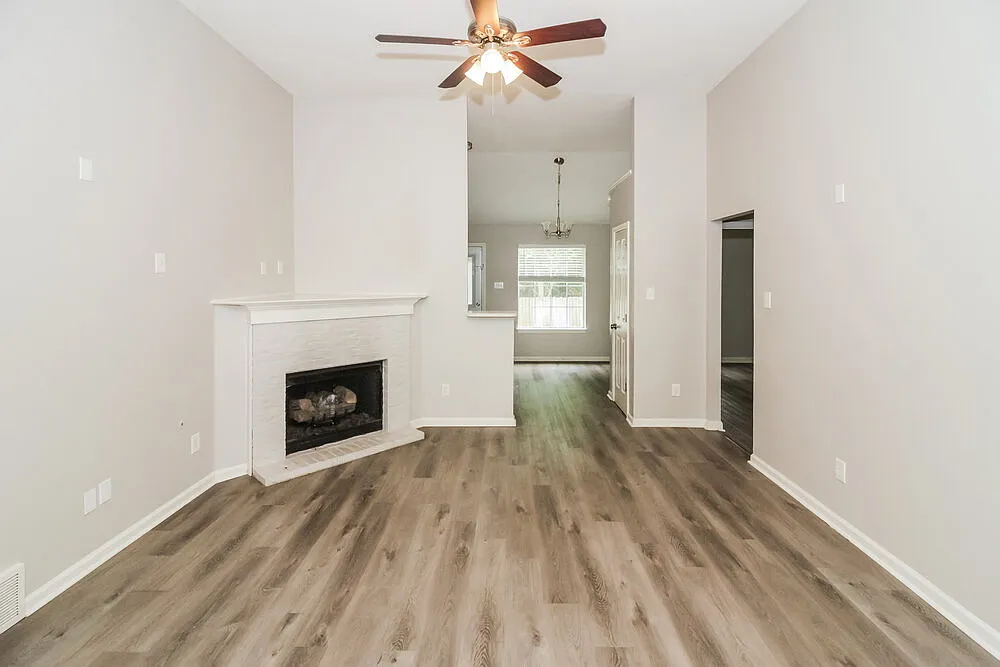 3 bed, 2.0 bath, 1297 sqft, $2,450 — Photo 3