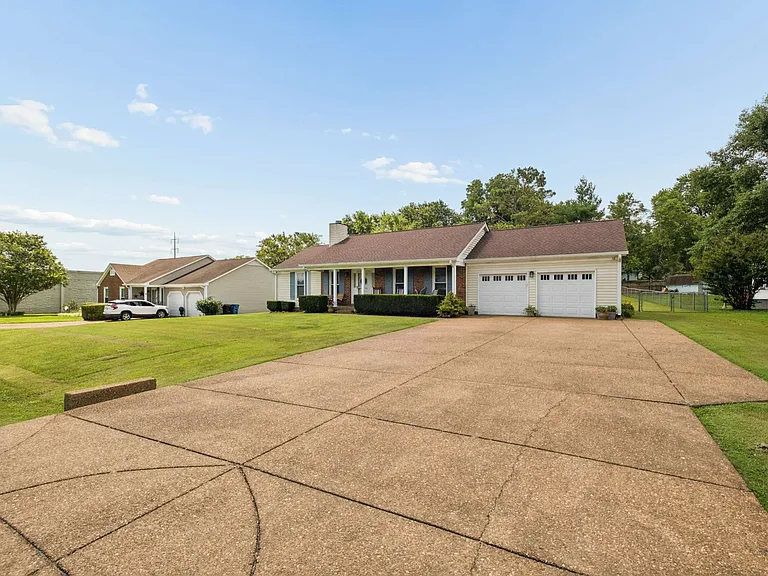 504 Riverview Dr — Photo 3