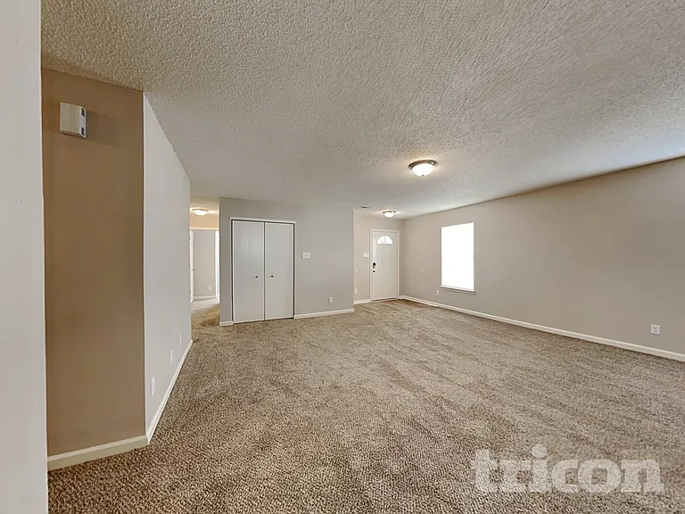 10428 Kensington Way — Photo 2