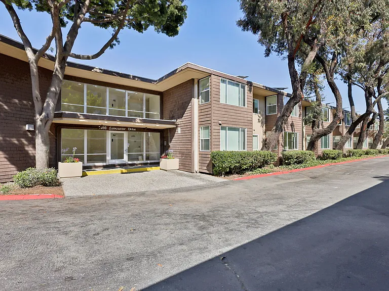 2490 Lancaster Dr — Photo 17