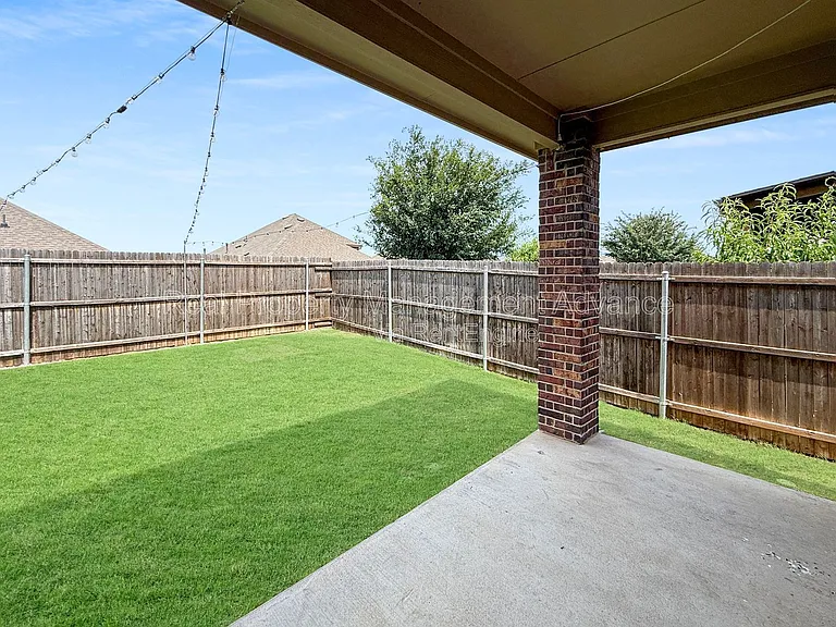 2912 Log Cabin Dr — Photo 3