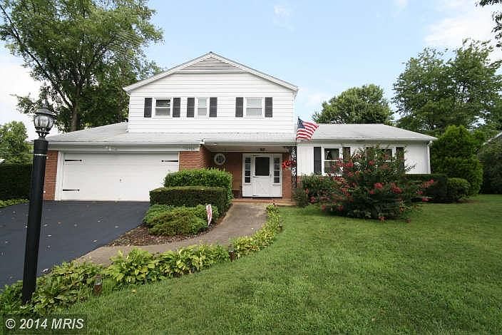 2nd image of 10906 Larch Ave