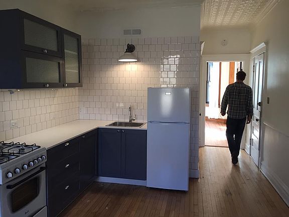3rd image of 2061 N Leavitt St #2