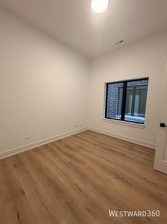 Brand New Luxury 3BR/2BA with Balcony & Parking in UIC/Medical District — Photo 3