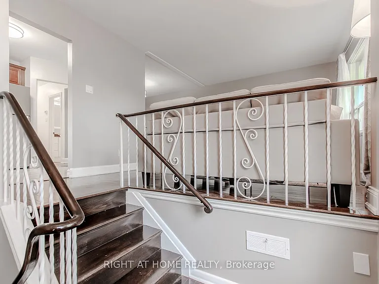 12 Murellen Cres — Photo 3