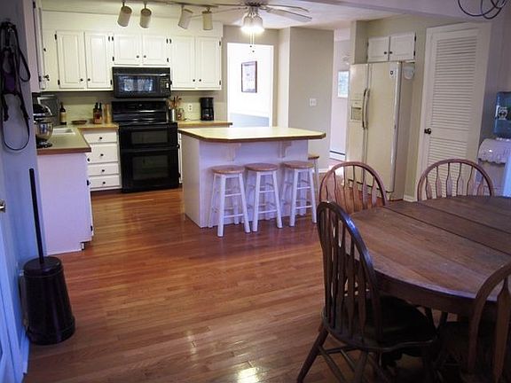 Eat In Kitchen w/ Island, hardwood floors.