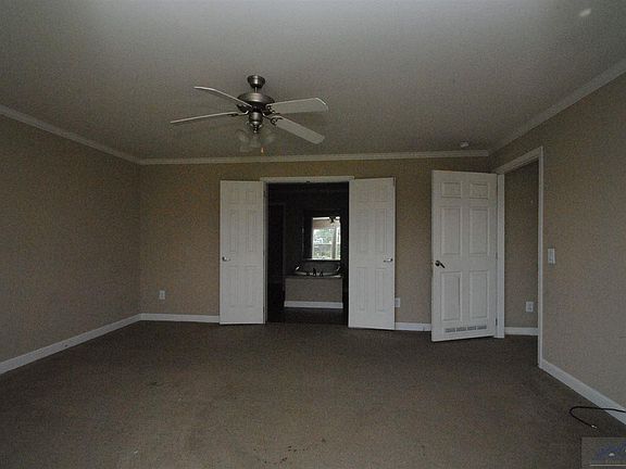 5th image of 105 E Avenue L