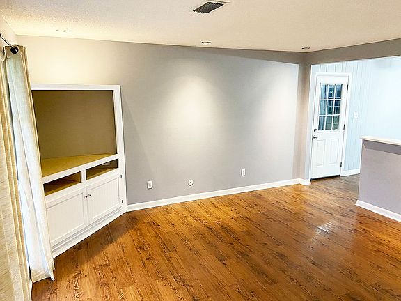 3rd image of 7725 Le Jeune Dr