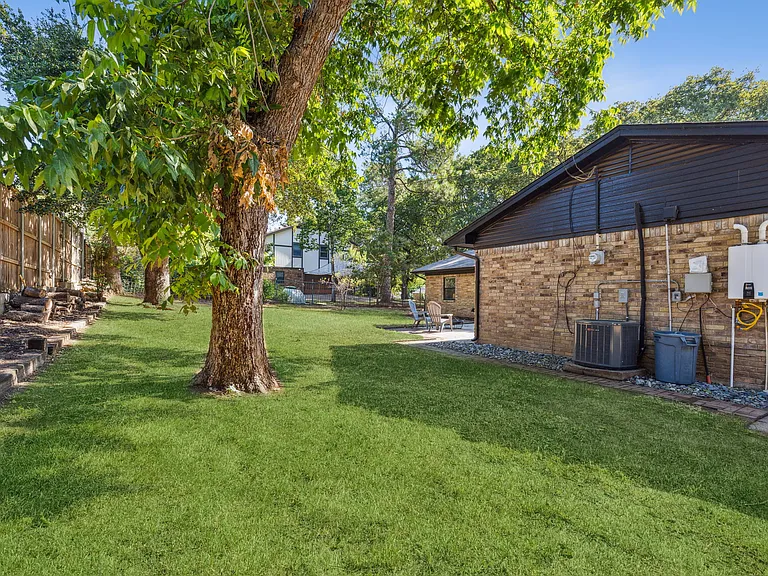 2015 Camelot Dr — Photo 24