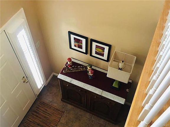3rd image of 9 Holly Ct