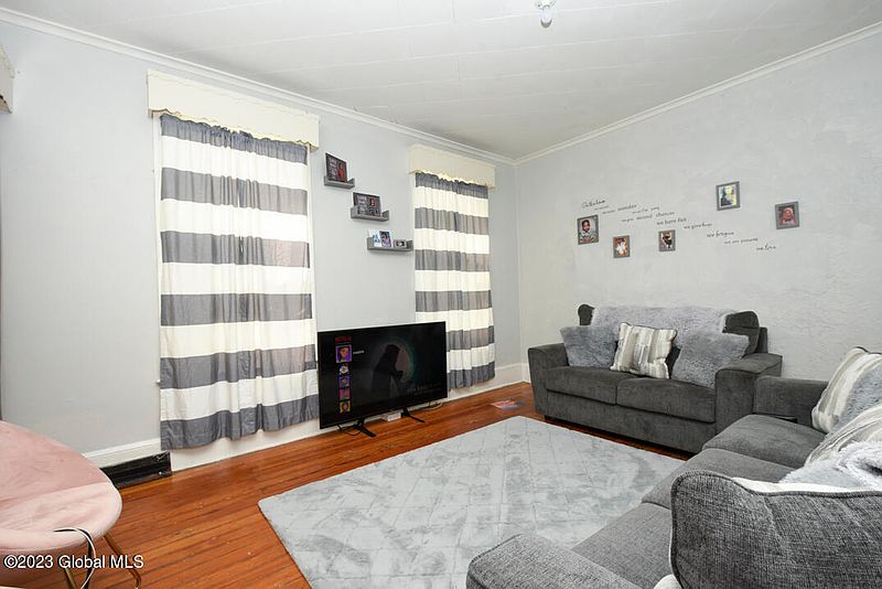 3rd image of 209 Victory Avenue