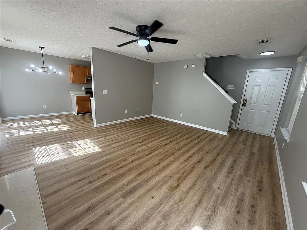 3 bed, 2.5 bath, 1380 sqft, $2,095 — Photo 3