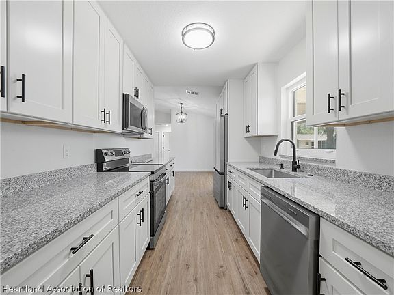 3rd image of 2124 N Highlands Blvd