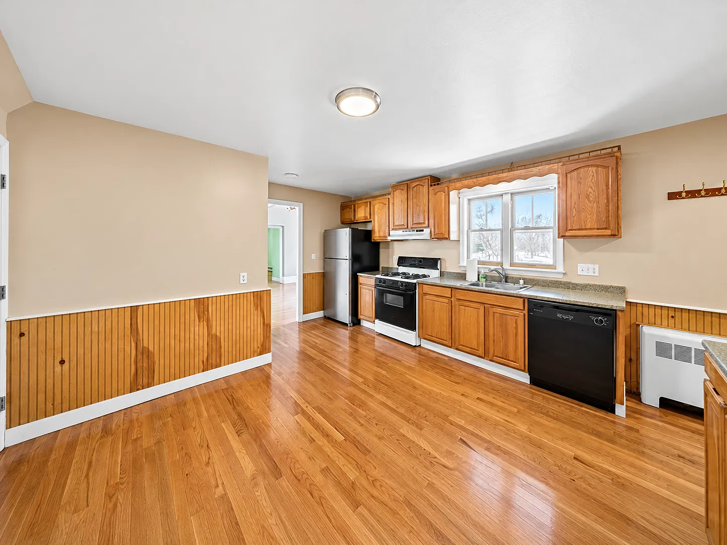 3 bed, 1.0 bath, 1100 sqft, $2,995 — Photo 1
