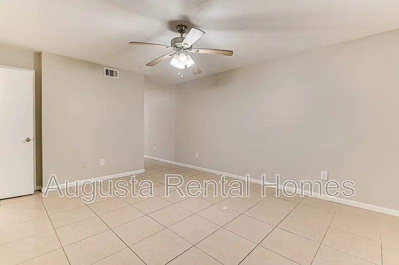 140 Chalet North Ct — Photo 4