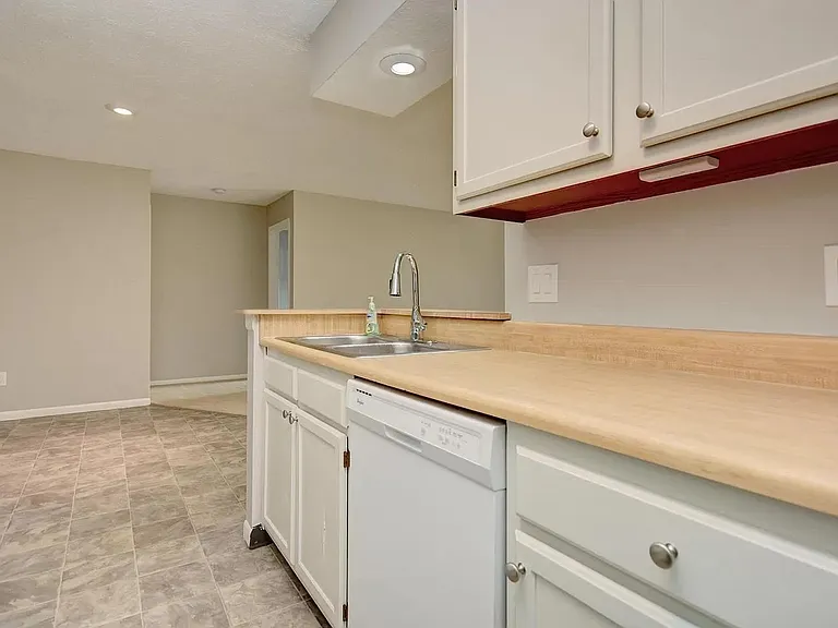 2245 Hedgerow Rd #D — Photo 2