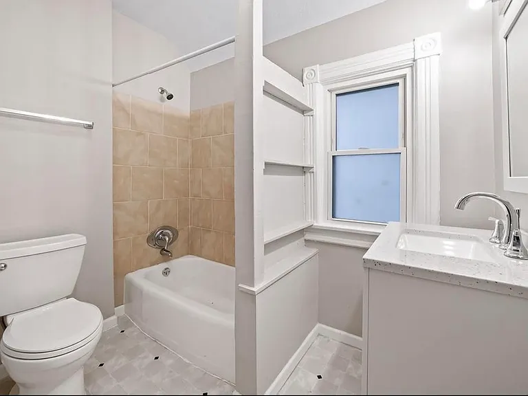 792 Edmund Ave W — Photo 10